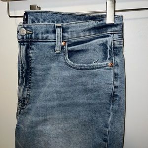 Gap cigarette Jean slightly distressed